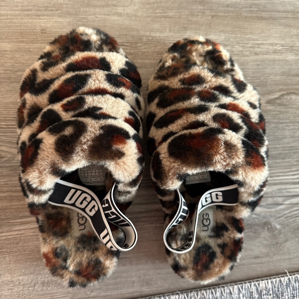 Ugh slippers size 6